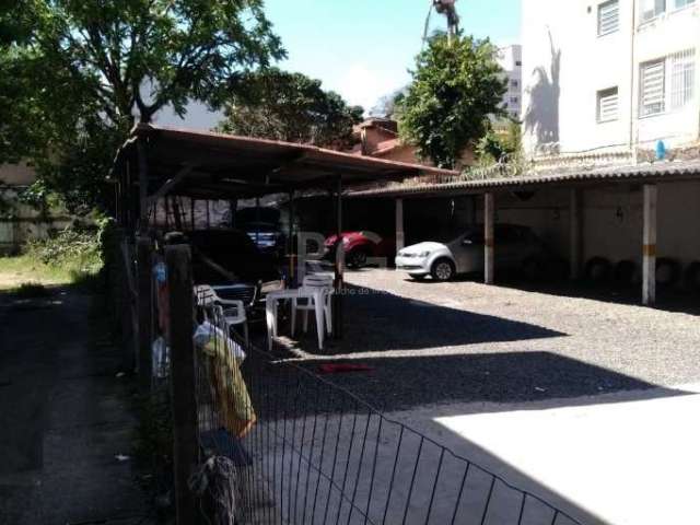 Prédio comercial atualmente alugado e terreno ao lado também alugado par o funcionamento de um estacionamento e uma lavagem, no prédio além das lojas frontais tem salas comerciais onde algumas encontr