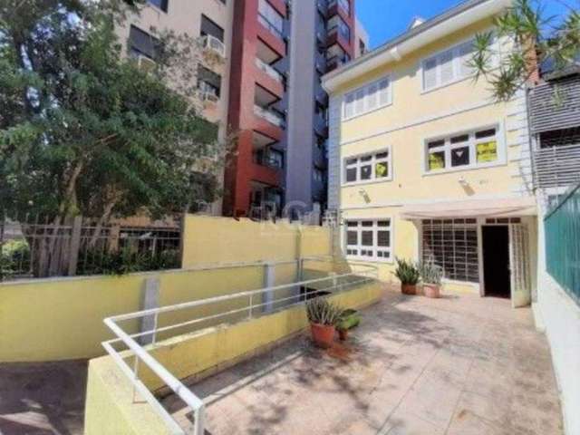 Excelente casa comercial no bairro Rio Branco. O 1º pavimento conta com espaço para 3 ambientes, cozinha e banheiro com acessibilidade. O 2º pavimento possui espaço para 2 ambientes, 1 suíte e 1 banhe