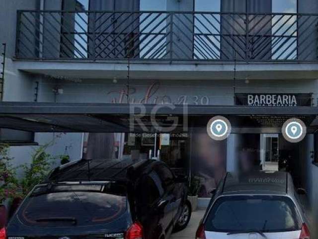 Ótima oportunidade para investimento no bairro Partenon! Prédio comercial com uma loja ampla com cozinha e 2 banheiros onde atualmente funciona um salão de beleza, nos fundos tem 2 salas com banheiros