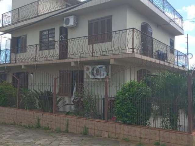 Ampla casa de esquina, com 03 dormitórios, suíte, cozinha, área de serviço, sala,  duas churrasqueira, sendo uma na parte térrea, outra no terraço.&lt;BR&gt;Garagem fechada.