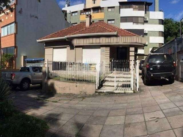 Casa comercial e residencial no bairro Petrópolis, em frente ao restaurante Barranco, possui 2 dormitórios, 2 lavabos, grande sala com lareira para 3 ambientes, cozinha, banheiro auxiliar, 2 vagas par