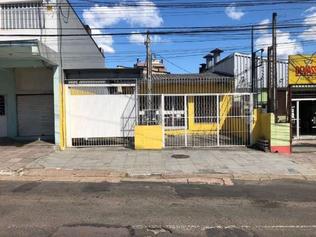 Ótima casa residencial ou comercial situada em ponto muito atrativo (atrás da PUC-RS, em frente ao Colégio Champagnat), possuindo um amplo salão comercial na parte da frente do terreno e na parte de t