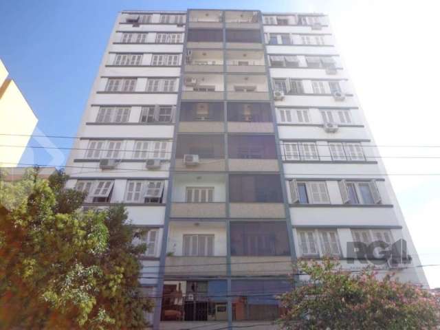 Apartamento de 3 quartos no bairro Cidade Baixa, arejado, boa iluminação natural, sol da manhã. Possui living 3 ambientes com sacada, banho social reformado, banho auxiliar, cozinha separada. Prédio c