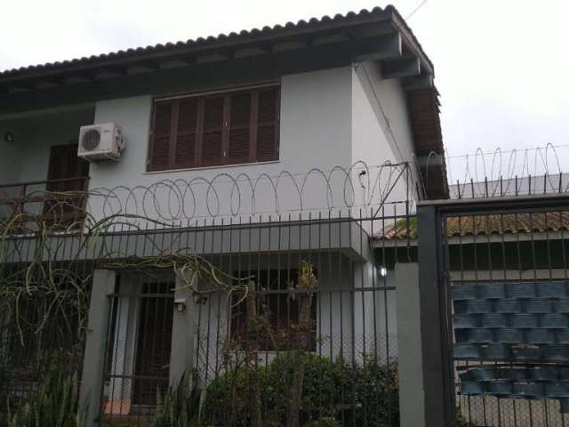 Casa 4 dormitórios, suíte, sala dois ambientes, lareira, 2 banheiros, sacada, cozinha ampla, despensa, garagem para 2 carros cobertas e 1 descoberta. Perto da Av.teresópolis, comércios, transportes e 