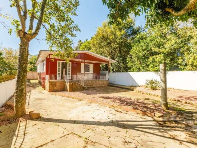 Casa com 03 dormitórios, sala, cozinha e  banheiro social. Edicula com lavanderia e 1 banheiro. Galpão pequeno que serve pode ser usado como garagem/depósito. Pátio na frente e nos fundos quintal com 