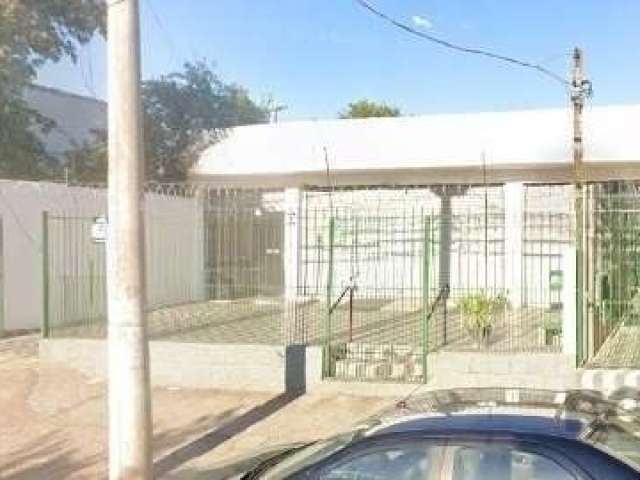 Loja comercial para locação no bairro Cavalhada, com aproximadamente 25m², 01 banheiro, frente para a avenida Eduardo Prado, com opção para depósito nos fundos da loja.&lt;BR&gt;Agende já sua visita!