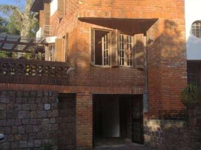 CASA DIFERENCIADA no morro Apamecor, projetada pelo proprietário arquiteto com madeiras e tijolos de demolição assim como aberturas. Porta da frente de metal, singular...Cozinha integrada à sala, piso