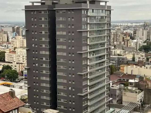 Apartamento nunca habitado , pronto pra morar , com três suites , sendo uma delas master . Amplo living com lareira , lavabo , espaço gourmet com churrasqueira , copa -cozinha  e  entrada de serviço i