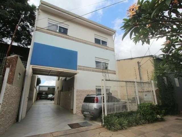 Ótima casa composta por 3 dormitórios, sendo 1 suíte, closet, 3 banheiros, living 2 ambientes, cozinha ampla, e prédio COMERCIAL adjacente onde hoje é uma oficina mecanica, podendo ser demolida!&lt;BR