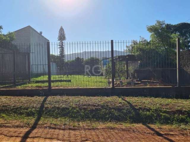 terreno de 1000 metros, cercado, na estrada Julio Antonio Pereira. Proximo a esquina da Estrada Maria Altina. 15 m de frente, 67m de fundos. murado e cercado com grades na frente.