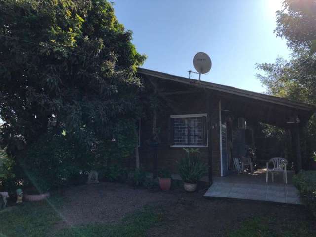 Excelente casa térrea em madeira ipê com 3 dormitórios, sala e cozinha, ar condicionado e um terreno bem amplo. Pátio com árvores frutíferas, solo perfeito para plantio. Próximo à supermercados, escol