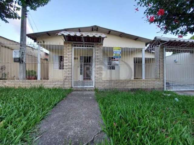 Vende casa térrea com 2 dormitórios, sala de estar, sala de jantar, cozinham 2 banheiros, amplo pátio frente e fundos, vaga de garagem para 2 carros e espaço gourmet com churrasqueira. Localização exc