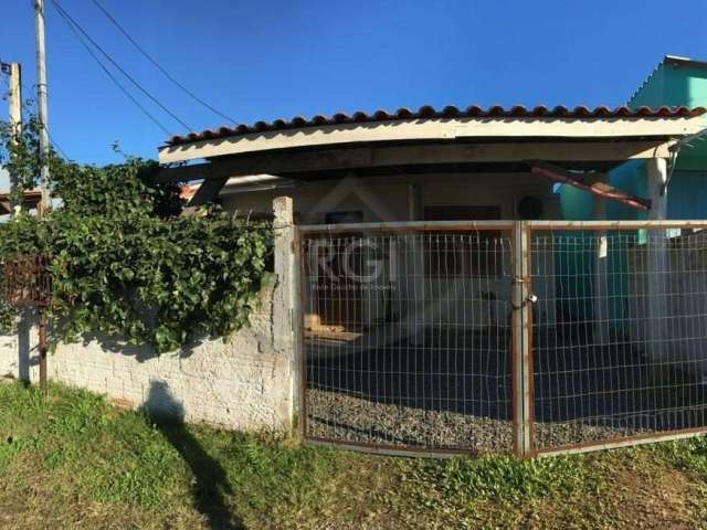 Terreno com 02 casas no pátio. 1º casa com 02 dormitórios, sala, cozinha, banheiro com box de acrílico, balcão dividindo sala e cozinha, área de serviço, garagem coberta para 01 carro e passagem later