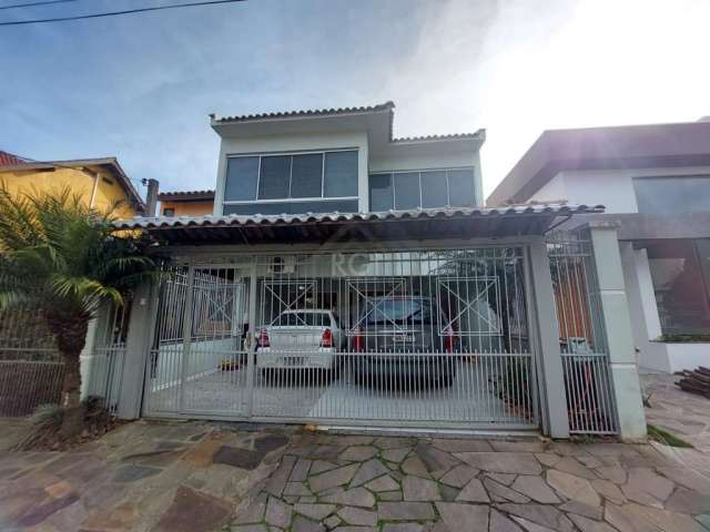 Vende excelente casa estilo sobrado de 03 dormitórios sendo 02 suítes, uma delas com banheira hidromassagem. Sala de estar com lareira, sala de jantar, cozinha planejada com amplo espaço, escritório, 