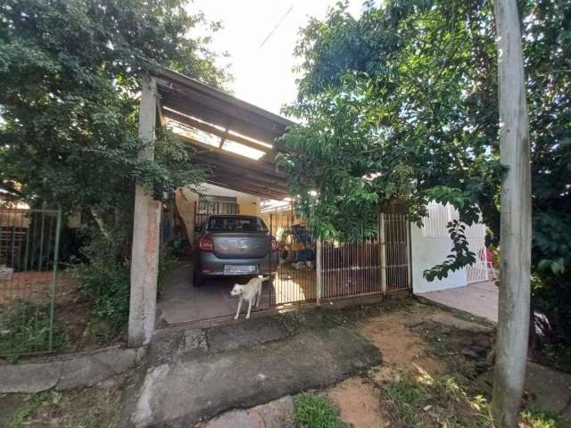 Ótima Casa térrea de 1 dormitório, podendo ser transformado em 2, living amplo, cozinha, depósito, garagem coberta, árvores frutíferas, pátio amplo nos fundos. Fica um ar condicionado. Aceita financia