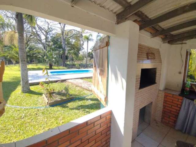 Lindo sitio com mais de meio hectare , com duas casas em perfeito estado de conservação , sendo elas com 2 dormitórios em cada casa  , sala cozinha e banheiro e uma ÓTIMA VARANDA . &lt;BR&gt;Bela Área