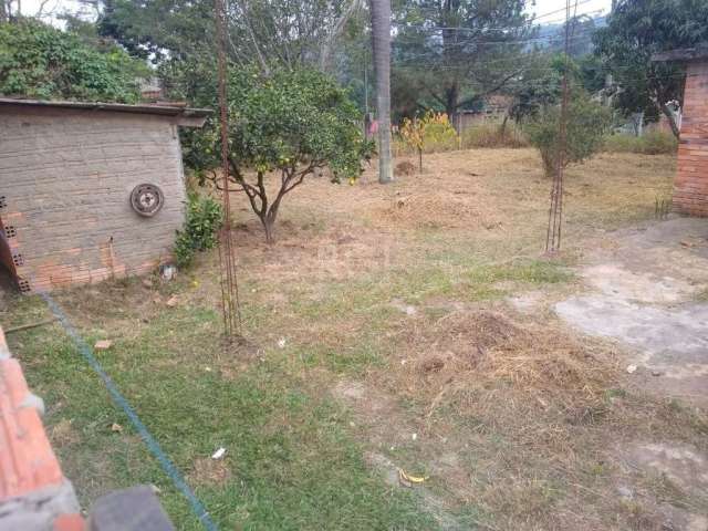 Terreno de esquina  no loteamento sertão l e ll, medindo 572 m²,  possui uma casa ampla composta de 1 dormitório, sala cozinha e banheiro . localização nas imediações da Rua Borba Gato e mercados arre