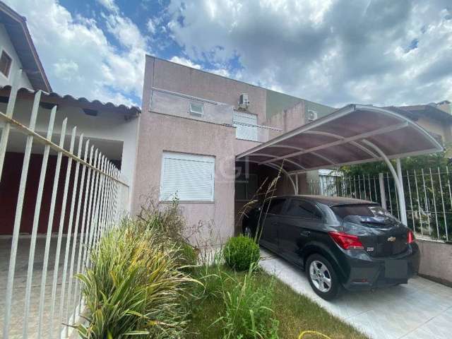 Excelente casa de 3 dormitórios, semi mobiliada, sendo 2 suítes com sacada e closet no andar superior e 1 dormitório no andar térreo, living dois ambientes, cozinha, área de serviço,  churrasqueira, p