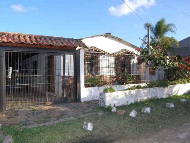 Excelente imóvel situado no bairro PONTA GROSSA, casa composta por 02 dormitórios sendo uma suíte, ampla sala, cozinha, 02 banheiros, piscina e uma ampla área de conveniência...&lt;BR&gt;OBS: o imóvel