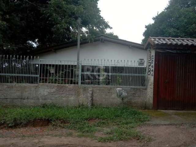 Vende-se casa térrea de alvenaria com 3 dormitórios, sala, cozinha, banheiro, área de serviço, vaga de garagem coberta para até dois carros, mais uma peça anexada nos fundos e uma grande área na frent