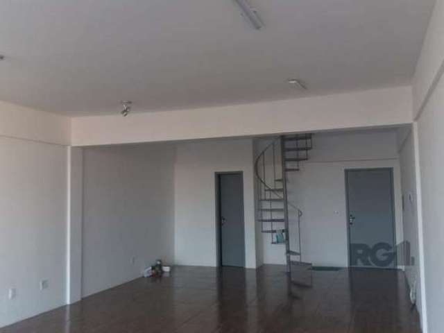 Excelente oportunidade !!! Sala comercial duplex no coração da avenida mais movimentada de Porto Alegre, localizada na avenida Assis Brasil , reformada, linda, toda envidraçada, ensolarada e arejada, 