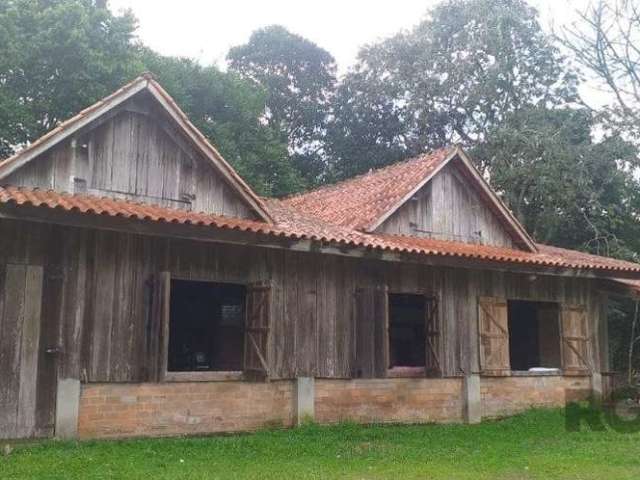 Excelente, sítio de 2.400 m² no bairro Lageado em Porto Alegre. O imóvel possui terreno praticamente quadrado, pois sua dimensão é 48,0 x 50,0 m. Belíssima área verde com diversas árvores. Localizado 