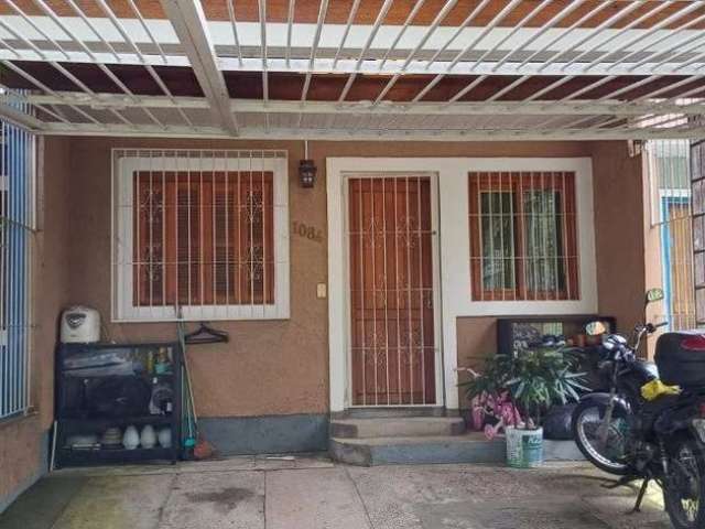 Clipes imóveis, Vende!&lt;BR&gt;Casa com 2 dormitórios, sala, cozinha, banheiro, pátio, garagem coberta. Acabamento e reformas recentes.&lt;BR&gt;Grades nas janelas e portas.&lt;BR&gt;Bairro calmo, pr