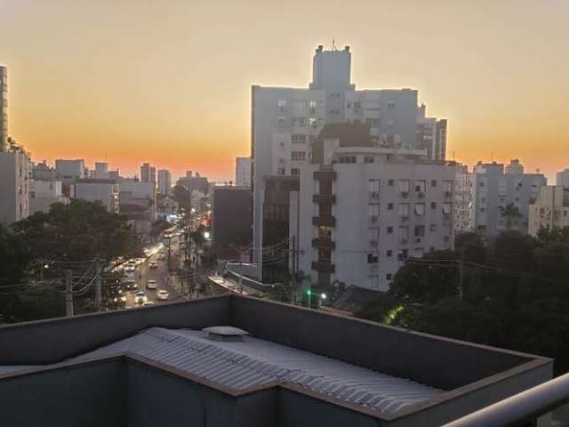 Excelente apartamento localizado no coração do Bairro Menino Deus. Imóvel com 2 dormitórios, sendo uma suíte, banheiro social, sala com sacada e vista para o bairro, cozinha integrada com churrasqueir