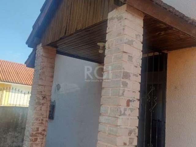 Ótima casa com 2 dormitórios, pátio, banheiro, sala e cozinha, necessita de uma boa reforma, localizada no jardim carvalho. Bela oportunidade de negócio.&lt;BR&gt;Agende sua visita.