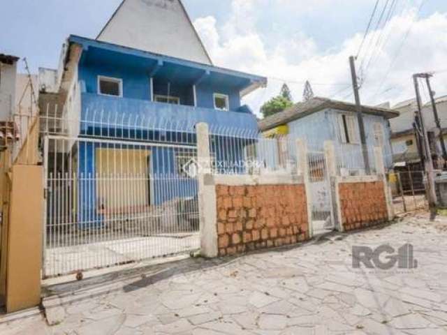 Casa com 280 m² de 4 dormitórios sendo 1 suíte, cozinha, 2 living, banheiro social, área de serviço, banheiro auxiliar, pátio, 3 vagas para automóveis, terreno de 603 m de área .  Localização privileg