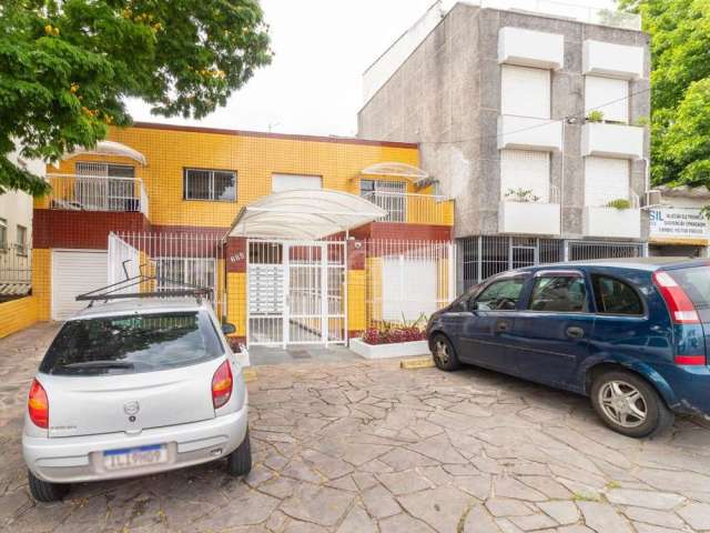 Apartamento localizado no bairro Vila Jardim, com 55m² no 2º andar. Imóvel com 1 dormitório, sala de estar/jantar, cozinha, banheiro social, área de serviço, e pisos em cerâmica. Condomínio dispõe de 