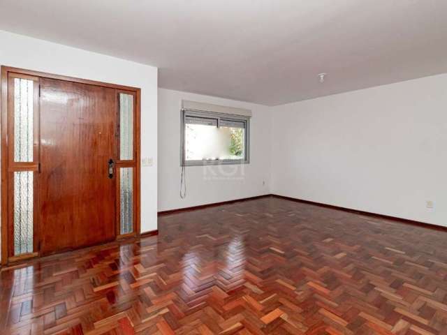 Casa localizada no bairro Jardim Carvalho com 400 m². Imóvel com 03 dormitórios, sendo 01 suíte, closet, cozinha, sala de estar/jantar, 03 banheiros, 02 lavabos, área de serviço e pisos em laminado. T