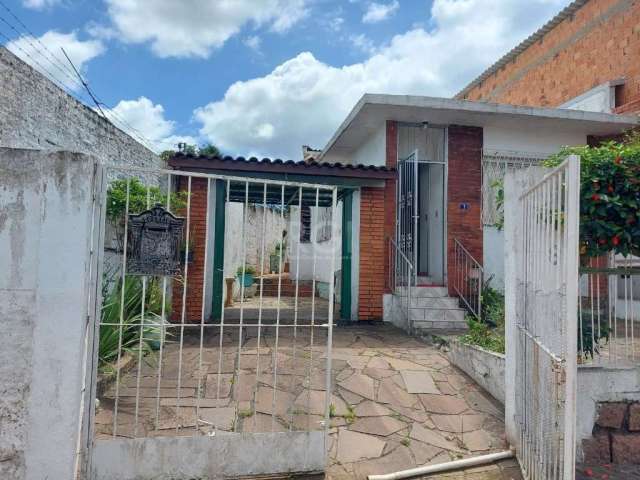 Casa de dois andares, localizada em uma rua sem saída.&lt;BR&gt;No 1° pavimento - Dois quartos, 2 banheiros, cozinha, sala, churrasqueira e área de serviço. Garagem com portão para 2 carros.&lt;BR&gt;