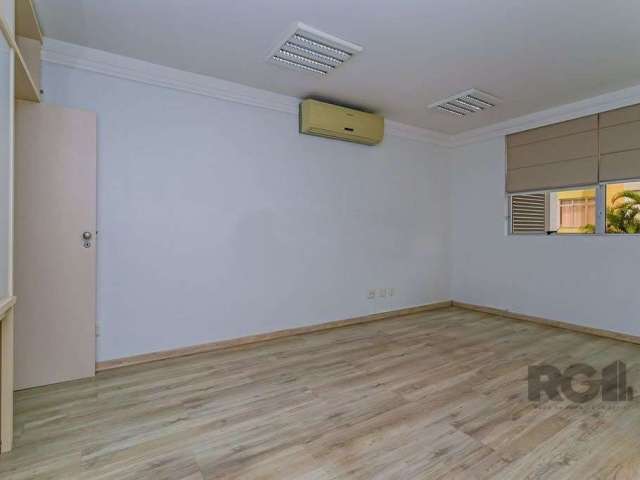 Sala comercial a venda no Bairro Menino Deus. Com boa luminosidade, onde ficam armários sob medida. Localização privilegiada na rua Itororó bem próximo ao hospital Menino Deus e a poucos metros da Av.