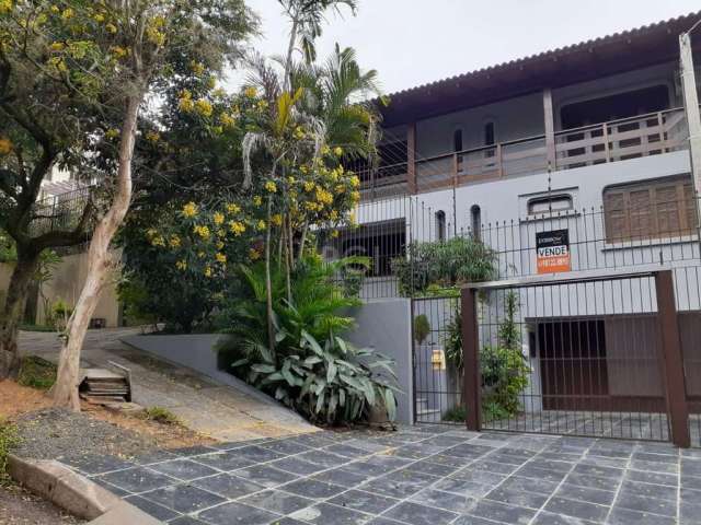 Casa  com quatro (4) dormitórios, sendo uma (1) suíte master, aberturas estilo colonial, com dois (2) pavimentos, lindo hall de entrada, lavabo, copa cozinha, living para quatro  (4) ambientes com lar