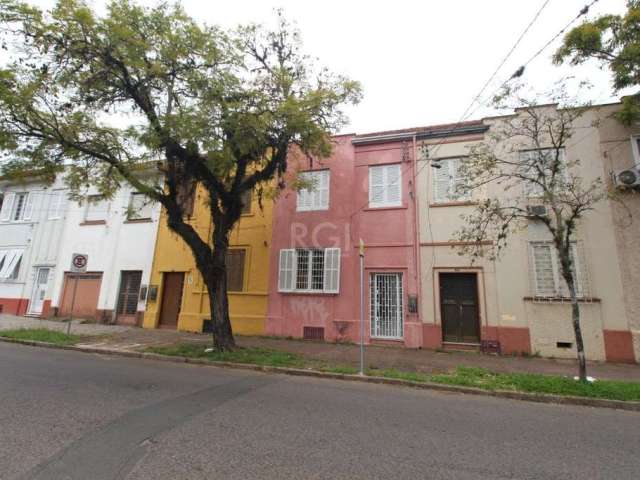 Casa com dois piavimentos, estilo sobrado com 3 dormitórios, bem conservado, desocupada, possui gabinete,  living, sala de estar,  copa/jantar, cozinha ampla, banheiros no térreo e andar superior, águ