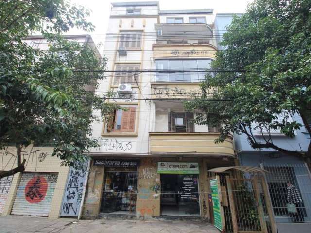 Muito bom apartamento, desocupado, todo reformado, elétrica e hidráulivca toda nova, com 2 dormitórios e living amplo, banheiro social, suíte, área de serviço, água quente, 2 lances de escada, sol da 