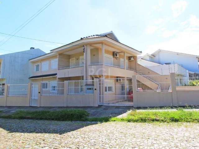 Casa térrea,  no bairro Vila Ipiranga,  116 m ² de área útil,  02 dormitórios, sendo 1 suíte, 2 salas (estar e jantar), cozinha, banheiro, área de serviço , pisos em cerâmica, laminado e porcelanato. 