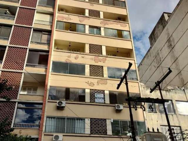 Apartamento no centro histórico, DESOCUPADO, 1 dormitório,  52,55 m², peças amplas,  bem conservado, piso laminado, aberturas em Loro Freijó, área de serviço e banheiro auxiliar, cozinha com entrada d