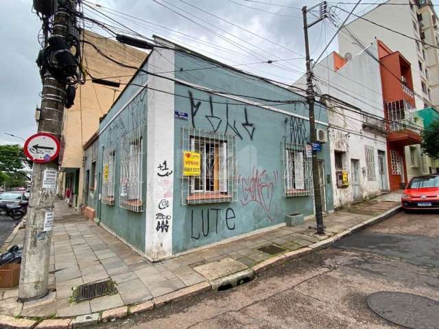 Casa de esquina com 64m², ótima para residência ou para comércio, 2 dormitórios, living dois ambientes, cozinha, banheiro social e terraço com lavanderia.&lt;BR&gt;&lt;BR&gt;Esta localizada na parte m