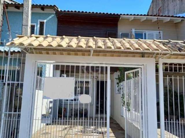 Casa de alvenaria com dois pavimentos, 2 dormitórios, cozinha, sala de estar com lareira, 2 banheiros, lavabo e garagem . Possui pátio na frente e de fundo com churrasqueira. &lt;BR&gt;Excelente local