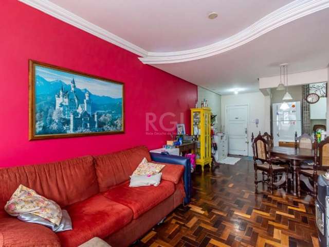 Apartamento de 2 dormitorios , sendo um suite com closet , pátio interno com churrasqueira e telhado retrátil motorizado. Frente para a rua Rivera, no charmoso bairro Petrópolis, próximo ao Petrópolis