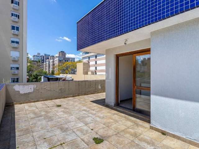 Ótima cobertura no bairro Petrópolis, próximo do Zaffari Ipiranga, desocupada, com 135m² privativos, de 2 dormitórios e 2 vagas. Possui no pavimento inferior: living amplo com sacada integrada, 2 dorm