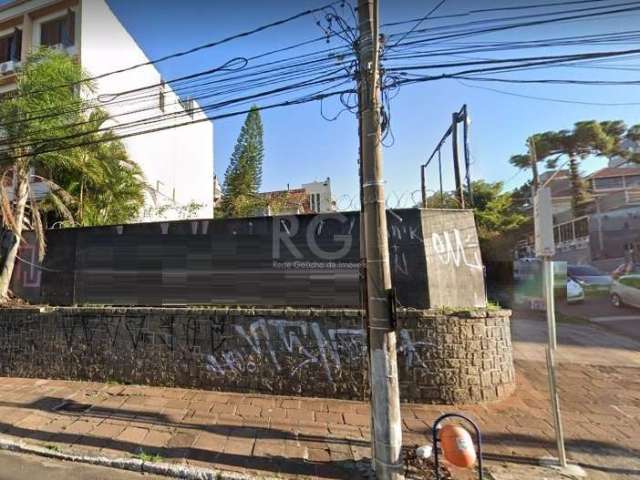 Ótimo terreno no bairro Petrópolis, com 494m² (35x17) esquina com Av Protásio Alves. Ideal para instalação de empresa, loja, prédio comercial ou mesmo residencial. Localizado em excelente região com a