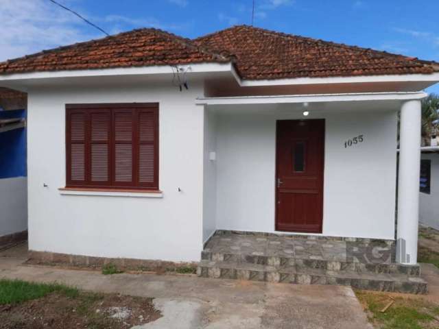 Ampla casa de alvenaria, peças amplas e bem arejadas, 3 dormitórios, sala de estar, sala de jantar, cozinha, corredor e banheiro também bastante amplo com box e chuveiro instalados. Peças com 2,60 m d