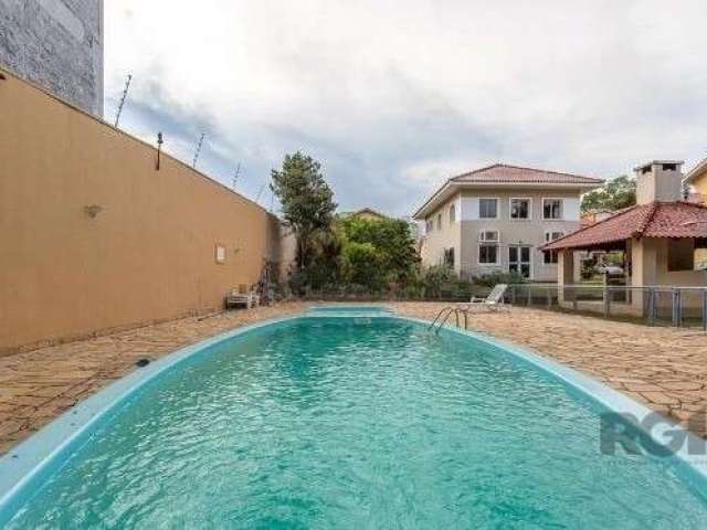 Ótimo sobrado no Condomínio Jardim Mediterrâneo, no Alto Petrópolis, com 115m² privativos, divididos em 3 pavimentos, de 3 dormitórios, infra e vaga. Possui no andar térreo: living amplo, sala de jant