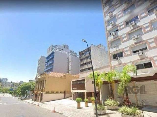 Libertas Imóveis aluga Loja com 337m² no bairro Centro Histórico. Imóvel com com 12 divisórias, salas/consultórios, recepção, banheiros, terraço com 130m² privativos, cozinha e 4 vagas de estacionamen