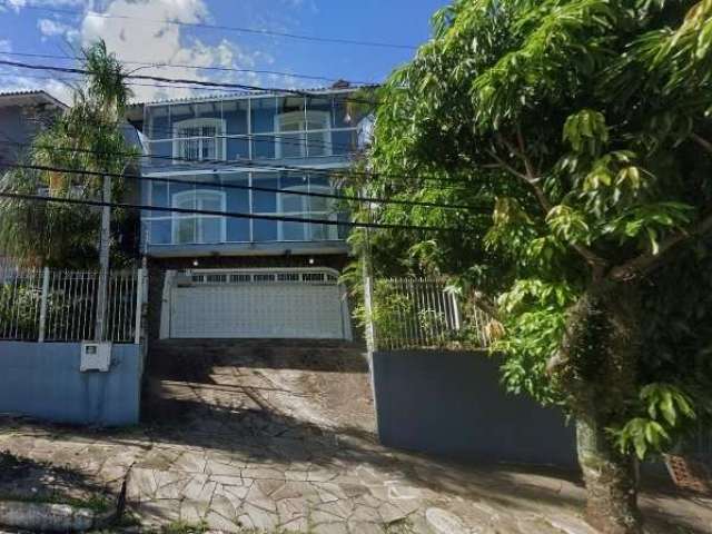 Ótima casa no bairro Teresópolis com 418m² construídos, de 3 pavimentos, em terreno com 400m² (16 x 25m). Possui hall de entrada, living amplo para 2 ambientes com lareira, sala de jantar, lavabo, cop