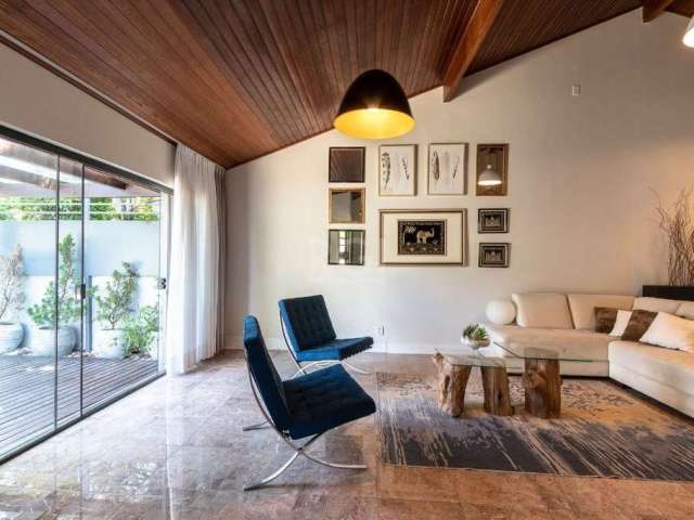 A Casa do Jardim Secreto&lt;BR&gt;&lt;BR&gt;O desejo dos proprietários foi criar uma atmosfera tropical, contemporânea e aconchegante.&lt;BR&gt;&lt;BR&gt;A casa foi comprada e remodelada com a dedicaç