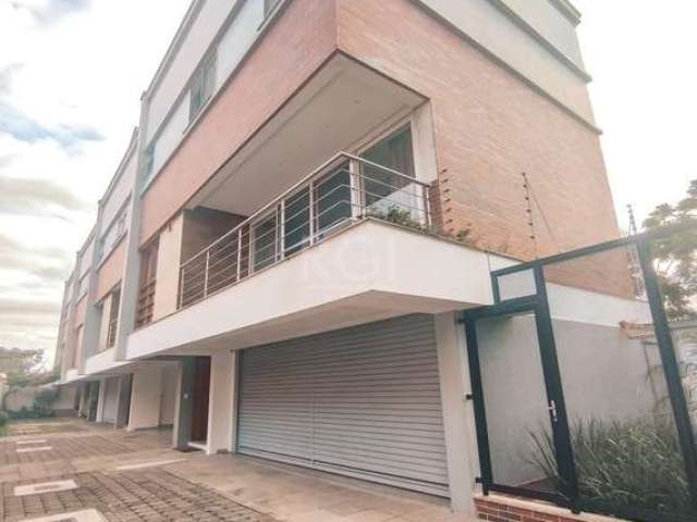 Excelente casa em condomínio, com elevador,  mobiliada, na Av. Pereira Passos, bairro Vila Assunção.&lt;BR&gt;&lt;BR&gt;&lt;BR&gt;Living amplo em conceito aberto com lareira, varanda e janelões com mu